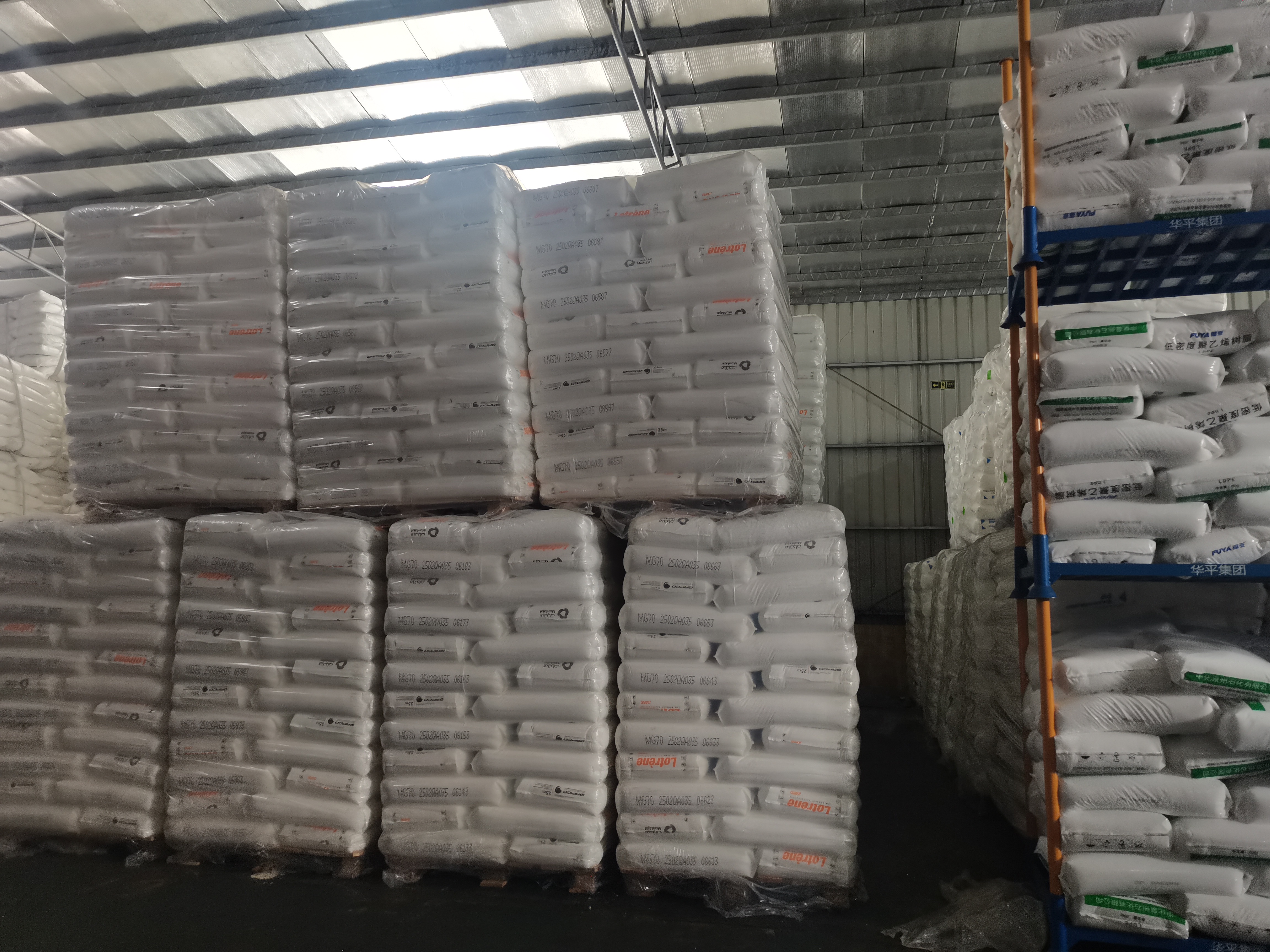 进口塑胶粒物流运输